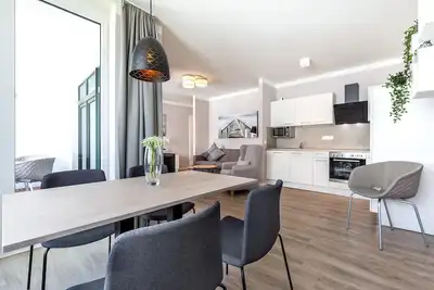 Image de Familienfreundliches, Sonniges Apartment mit Loggia und Zwei Badezimmern am Park