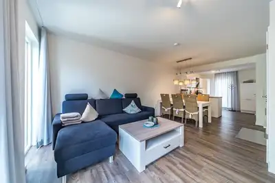 Image de Tolles Ferienhaus mit Sauna, Kamin, SĂĽdbalkon am Wasserlauf und Balkon zum Deich