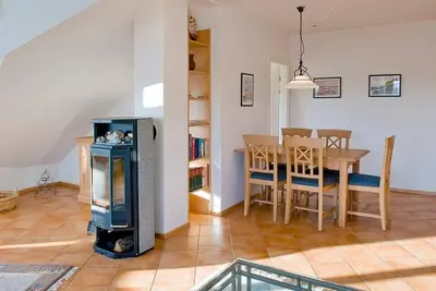 Image de Tolle Dachgeschoss-ferienwohnung mit Loggia und Kaminofen - nur 40 m zum Strand!
