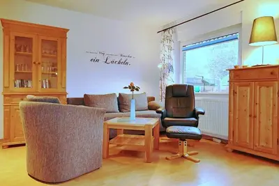 Image de Familienfreundliches Ferienhaus mit Terrasse, Kaminofen, 2 Bädern und Spielplatz