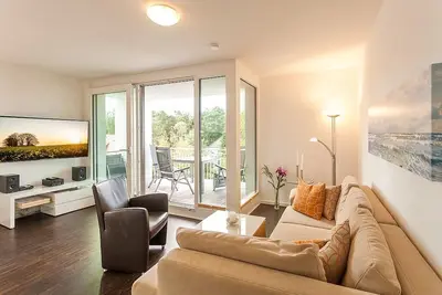 Image de Geschmackvolles Ostseeapartment mit Großem Balkon, Whirlbadewanne und Kaminofen