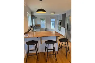 Image de Shelburne Falls #1 Rated Str. Blue on South. Style design with comfort. .