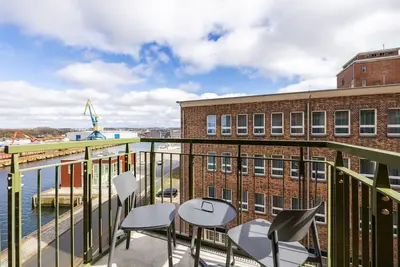 Image de Geschmackvolles 2-zimmer Apartment mit Balkon und Tollem Blick auf den Seehafen