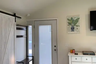 Newly renovated private Cottage with pool and hottub! 5 min to beach!