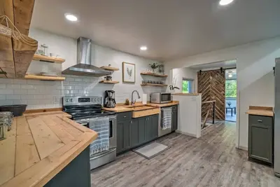 Image de Newly Remodeled Lake-View Home