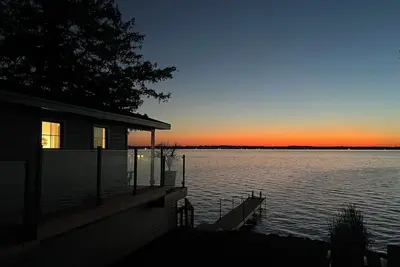 Image de Lakefront Cottage: Breathtaking Sunsets, Cozy Evening Fires & Pure Relaxation!