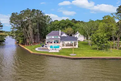 Image de Secluded Luxury Lakefront Estate. Wooded 2. 6 Acres Of Peace And Relaxation.