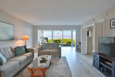 Image de Cozy condo with Bay views - 1 block from Holmes Beach!