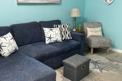 Image de Great Condo - One Block to Beach with Pool and Parking!