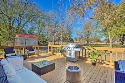 Image de Gorgeous Edmond Escape w/ Deck & Private Yard