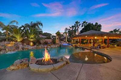 Image de 'Endless Summer' Swim up bar & waterslide!