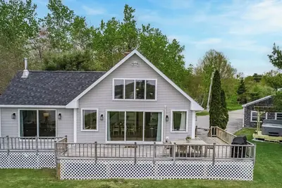 Image de 4-Season Waterfront Oasis Acadia with Hot Tub