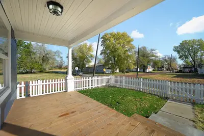 Image de Charming, corner lot bungalow! Newly renovated!