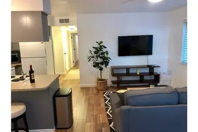 Image de Contemporary Suite in the Heart of Downtown Chico
