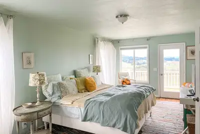 Image de Quaint farmhouse with spectacular views - large deck & fire pit
