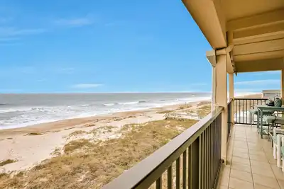 Image de Oceanfront, dog-friendly condo with sunrise views, balcony & beach access