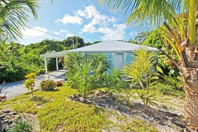 Image de 2 bed / 2 bath Cottage - 1 minute walk to the Beach - Quiet Neighborhood - Kayak