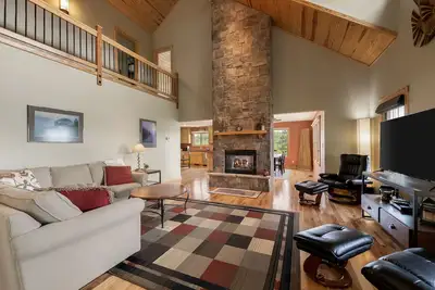 Image de Multi-level home with a game room, washer/dryer, fireplace, deck & central Ac