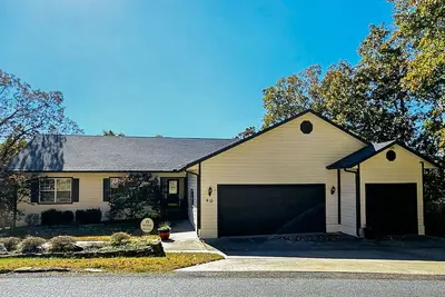 Image de Lake Windsor home with dock, kayaks, hot tub, billiards - near bike trail & golf
