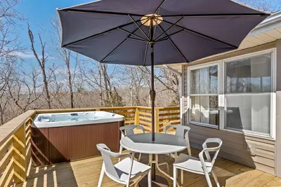 Image de Home with a hot tub, deck, washer/dryer, central Ac & game room