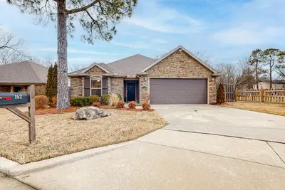 Image de Home with patio, fireplace, cable, washer/dryer & central Ac
