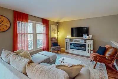 Image de 2-story updated home with grill, deck, balcony, hammock, washer/dryer