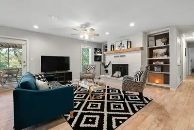 Image de Beautifully Remodeled Home, Steps from Mountain Trails with Forest View