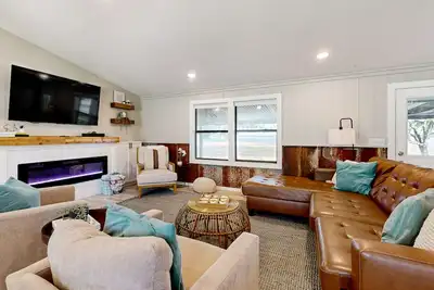 Image de Renovated lakefront home with amazing water views & furnished outdoor areas