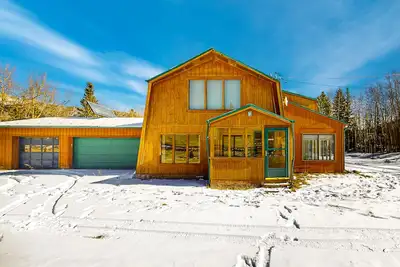Image de Rustic home with mountain views, wood-burning stove, basketball court, & patio