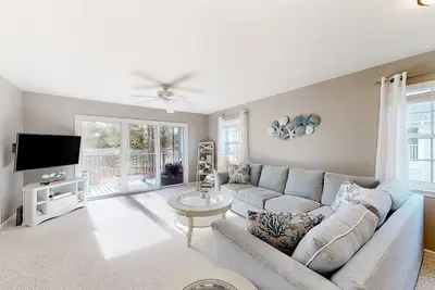 Image de 2nd-floor condo at Bethany Bay with pool, on-site golf, and sports courts