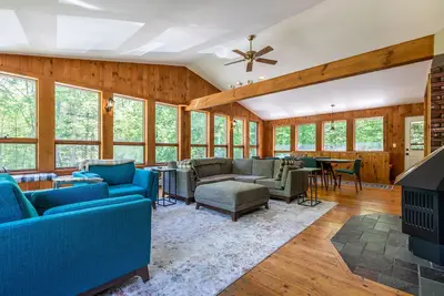 Image de Stratton Chalet with Hot Tub and Golf Simulator