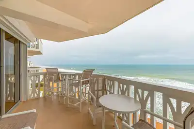 Image de 10th-floor, oceanfront condo with lovely views -pool, balcony, private W/D & Ac