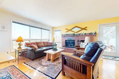Image de Enchanting mountainside home with fireplace, skiing, fast WiFi, & washer/dryer