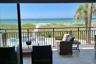 Image de Ground Floor, direct gulf front, steps to beach condo