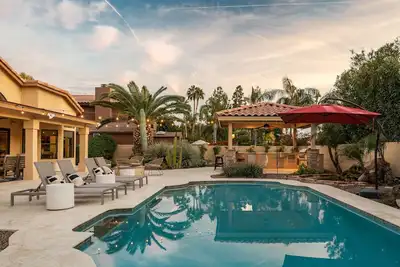 Image de Arch Views | Beautifully designed home with swimming, pool table and more!