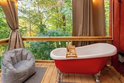 Image de Romantic getaway w/outdoor soaking tub