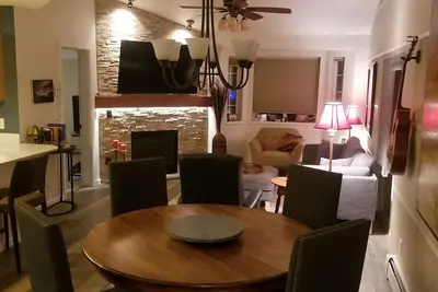 Image de homey, updated, 2 mins to ski area, steps to free bus. hot tub, heated garage