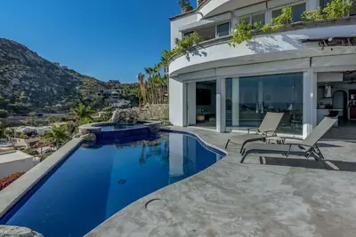 Image de The One and Only Pedregal Hollywood House! !