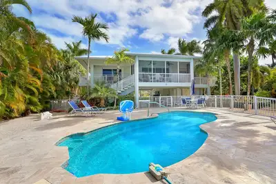 Image de Waterfront Luxury Home with Pool and Boat Dock