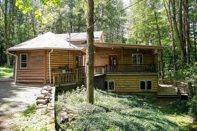 Image de Unique forest vacation home on 70 acres of nature. A pond, creeks and more!