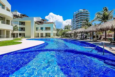 Image de 2nd-floor condo with private balcony, on-site pool & billiards