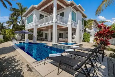 Image de Bikini Bottom: One Block to Pine, 3 Blocks to Beach, Dog Friendly, Pool, by Anna Maria Life