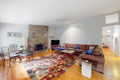 Image de Dog-friendly home in the redwoods with hot tub & amazing deck - steps to river