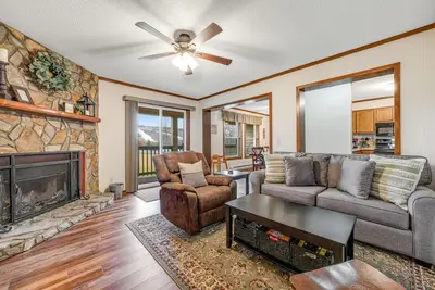 Image de Pleasant condo with pool, hot tub, fireplace, & patio - tennis court on-site