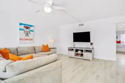 Relaxing condo with balcony, W/D, central Ac, & kitchen - snowbird friendly