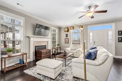 Image de Centrally located home with large back porch, fireplace, washer/dryer, Ac
