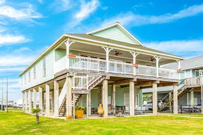 Image de Exquisite oceanfront home with pier, easy fishing, balcony, lovely views & deck