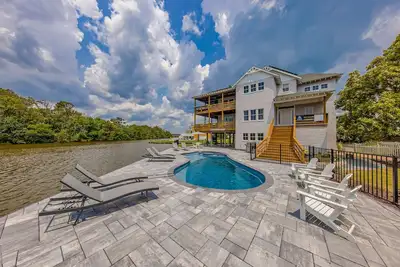 Image de Bay-front home with water views, 2 decks, fireplace, Ac, & W/D - walk to beach