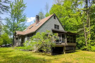 Image de Dog-friendly home with firepit, screened porch, deck & association beach
