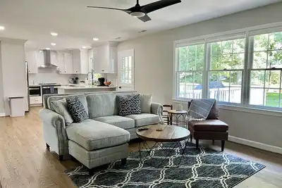 Image de 6 Bedroom, 3 Bath Remodeled House in Quiet Neighborhood. 10 min to Wf University